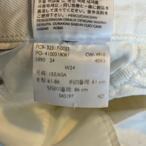 White Levi’s High Waisted Shorts! Never Worn, Excellent Condition! Size 24! - Picture 3 of 3